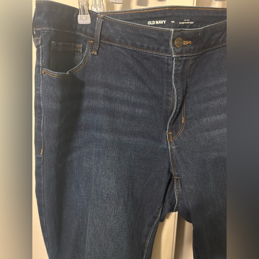Old Navy Mid-Rise Kicker Bootcut Jeans 👖